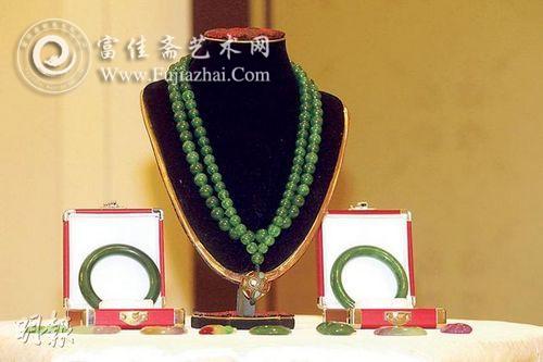 這串108顆朝珠鏈，起拍價(jià)為1.8億人民幣。圖片來(lái)源《明報(bào)》
