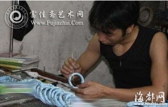 對洗過底的石料人工加色